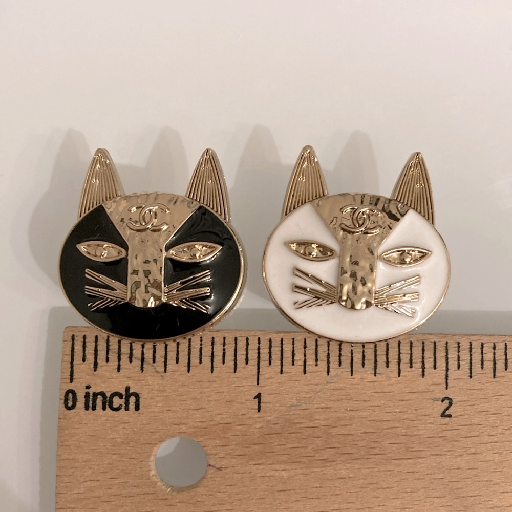 😻 2 Vintage Chanel Cat Buttons Black / White / Gold - Picture 3 of 4